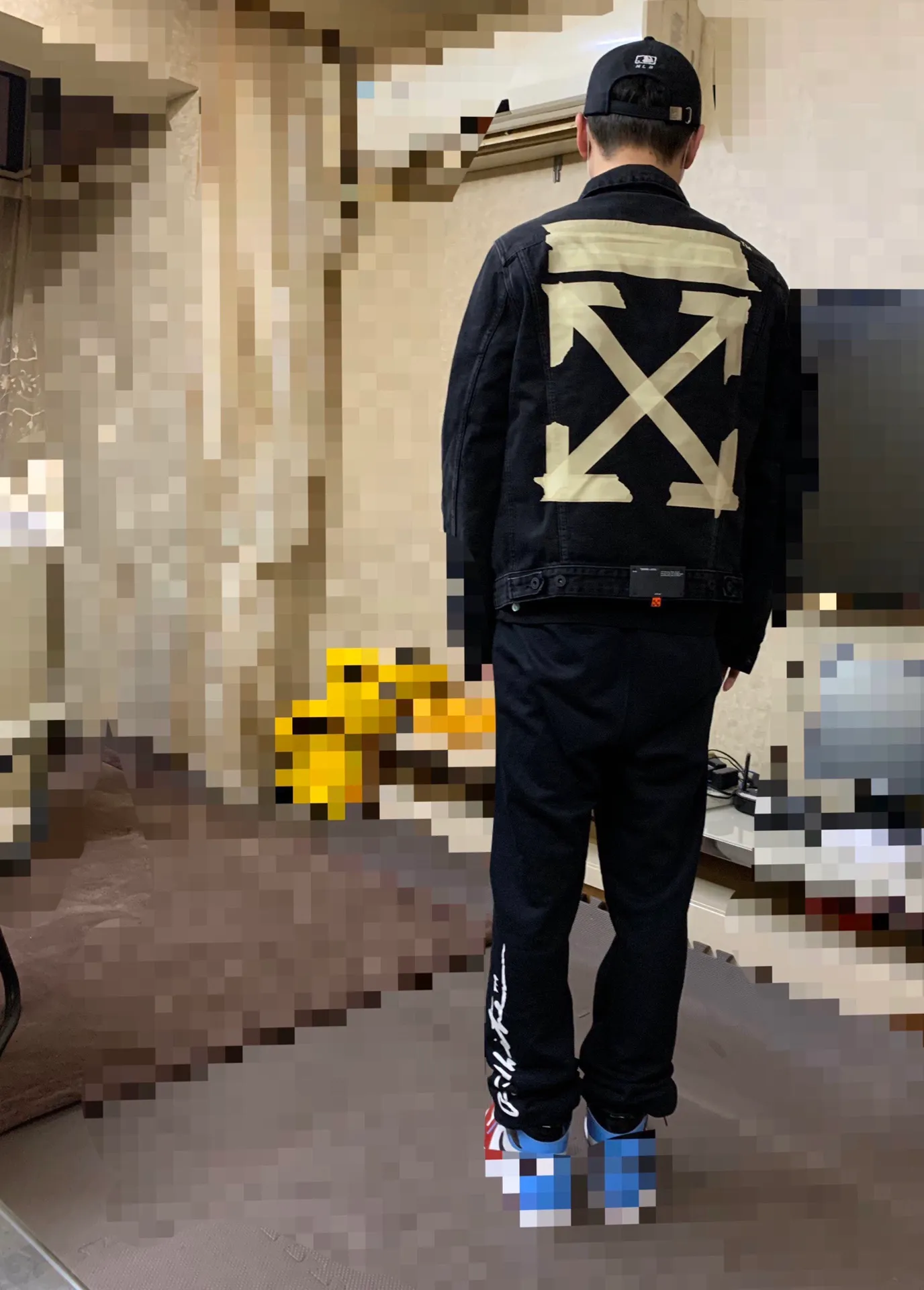 ♻️💯Upper body reference model picture❤️ The top tested version OFF WHITE classic tape patch arrow OW men's and women's black denim jackets and jackets. The heat transfer process used in the printing will not be introduced in detail. Everyone who has bought my tape series knows the quality. With anti-counterfeiting technology on the back, this is a truly over-the-top off-white yellow tape denim jacket with a distinctive signature and unique high street style! The stylized design is printed on a classic frame, and a layer of foundation-colored colloid with a graffiti effect is superimposed on the printing. It is visually very consistent with the theme, as if a layer of tape has been pasted, and the design is brilliant! Heavy black denim is more tough and retro, with heavy processing of the main elements and a micro-profile version that can be worn by both men and women! Street inkjet arrows, the arrow symbols on the signboard on the back are given different shapes due to different city restrictions. Surrounding the more street-style inkjet elements, the big arrow on the back and the frequent OFF circle graffiti in autumn and winter, the inkjet visual sense of street graffiti is everywhere! Full set of customized accessories Size chart